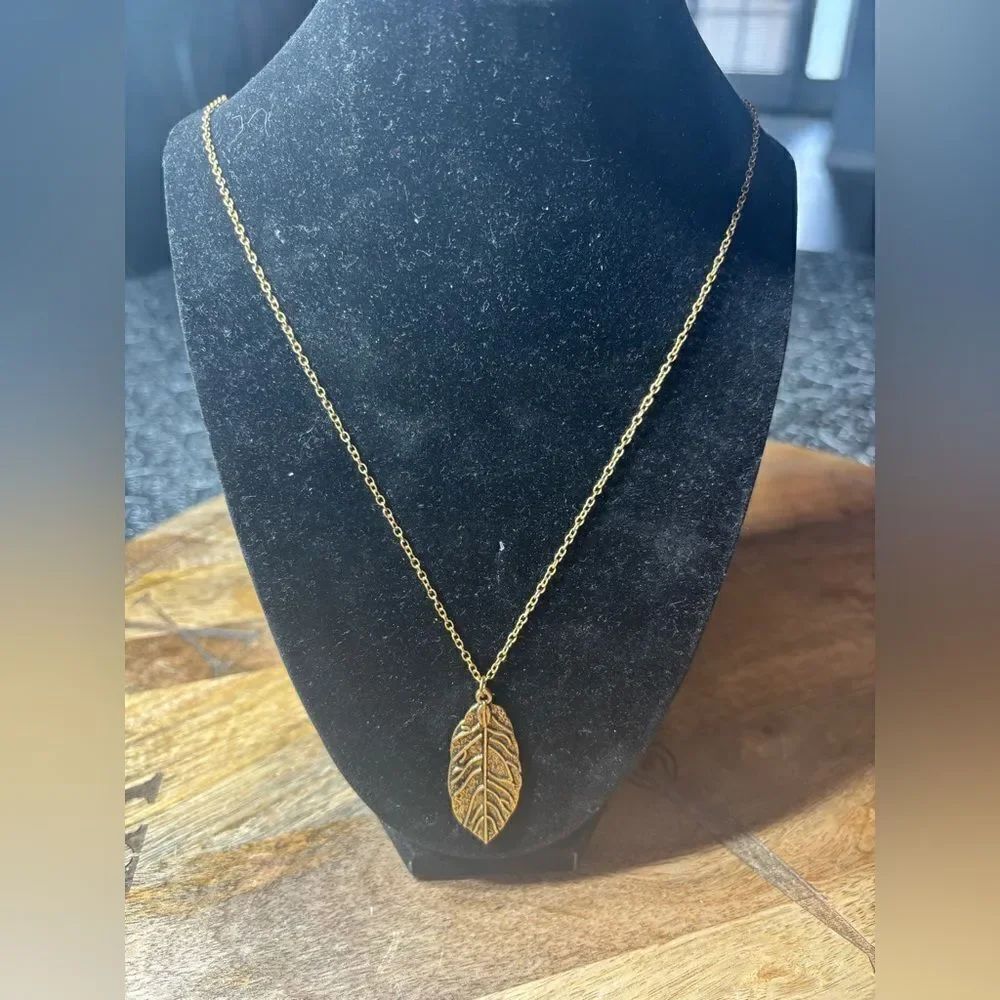 30” Goldtone Necklace with Leaf Pendant EPC